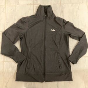 Diadora grey zip up light top / jacket.   Pockets.  EUC!